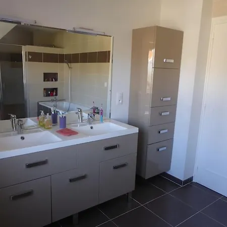 Tres Grande Maison Lumineuse Et Toute Equipee. *